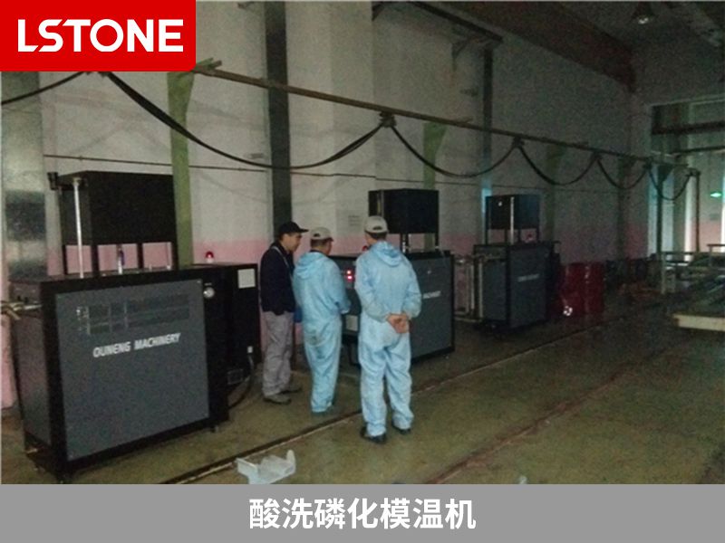 使用油温机控制模具的温度，操作简单方便